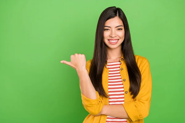 Foto de otimista morena penteado jovem senhora ponto vazio espaço desgaste camisa isolada no fundo cor verde — Fotografia de Stock