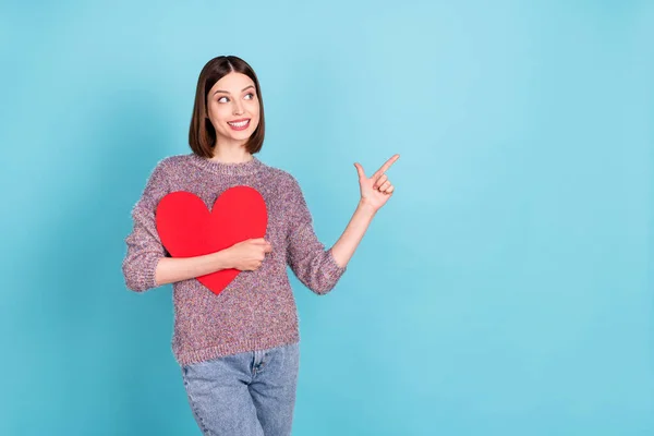 Foto van de droomvrouw met hartkaart geeft aan dat de ondervinger leeg ruimte slijtage gebreide trui geïsoleerde blauwe kleur achtergrond — Stockfoto
