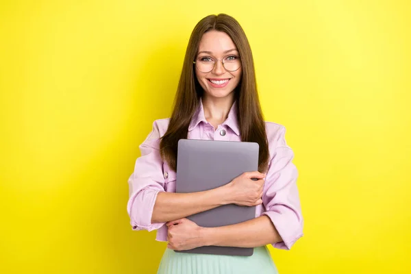 Ritratto di attraente ragazza allegra abbracciando laptop è progetto di carriera isolato su sfondo di colore giallo brillante — Foto Stock