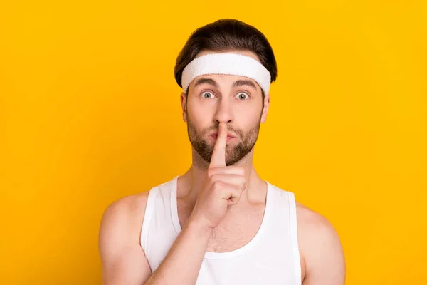 Retrato de atractivo misterioso deportista chico asombrado mostrando shh signo aislado sobre fondo de color amarillo brillante — Foto de Stock