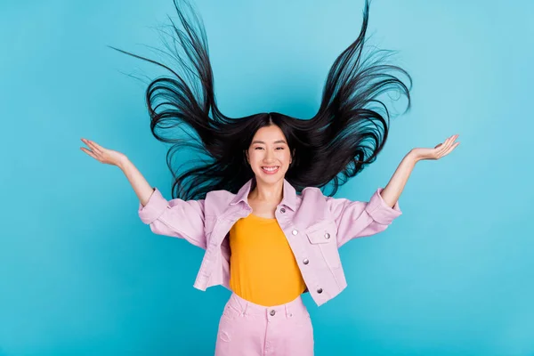 Retrato de chica alegre atractiva lanzando peinado divertirse aislado sobre fondo de color azul brillante —  Fotos de Stock