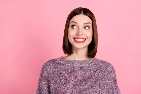 Foto de lúdico complicado inspirado señora brillante sonrisa mirada espacio vacío desgaste jersey de punto aislado color rosa fondo —  Fotos de Stock