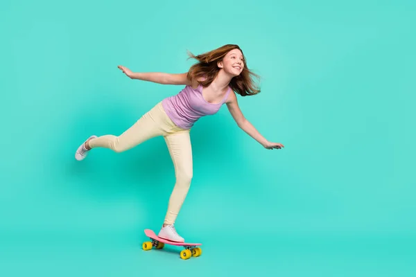 Longitud completa cuerpo tamaño foto chica cabalgando en longboard buscando copyspace en verano aislado color verde azulado fondo — Foto de Stock