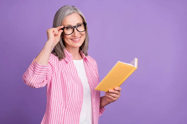 Perfil da foto lateral da mulher madura feliz sorriso vermelho livro materiais estudo isolado sobre cor roxa fundo — Fotografia de Stock