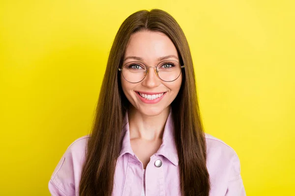 魅力的な脳コンテンツの肖像明るい黄色の背景に隔離された仕様を身に着けている陽気な女の子の講師 — ストック写真