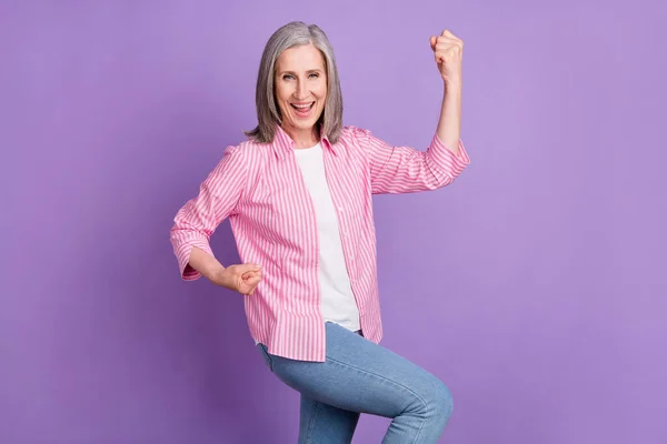 Adatlap side photo of aged woman happy positive smile ujjongás győzelem siker elszigetelt felett lila szín háttér — Stock Fotó