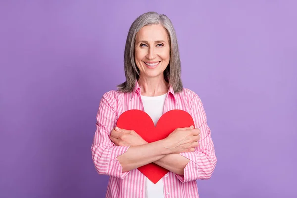 Foto da mulher idosa feliz sorriso positivo abraço abraço coração presente sentimentos isolados sobre fundo cor violeta — Fotografia de Stock