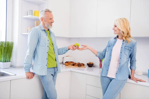 Foto de duas pessoas casadas casal cônjuges marido dar esposa maçã dieta pesoperda momento romântico dentro de casa — Fotografia de Stock