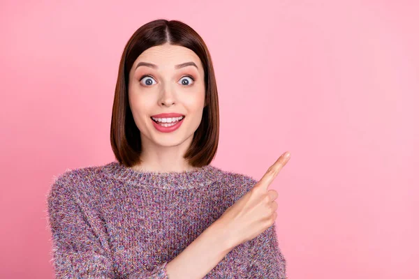 Foto de senhora dedo direto espaço vazio promovendo novidade desgaste malha suéter isolado cor-de-rosa fundo — Fotografia de Stock