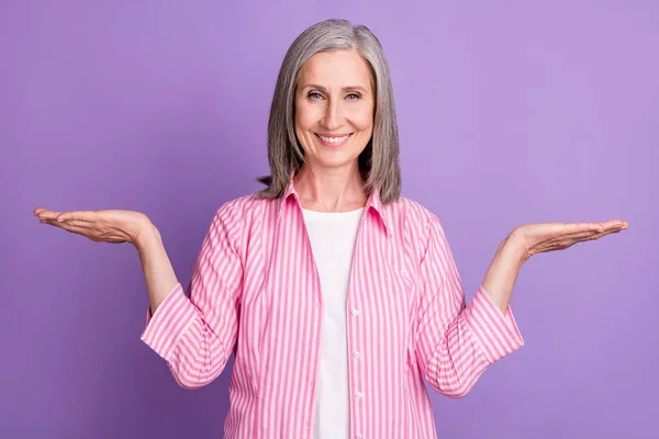 Foto de mulher madura feliz sorriso positivo segurar mão prós contras anúncio solução isolada sobre cor roxa fundo — Fotografia de Stock