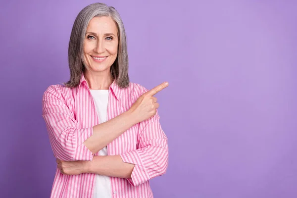 老年妇女的照片正面微笑点点头空空如也的空间广告建议直接隔离在紫色背景之上 — 图库照片
