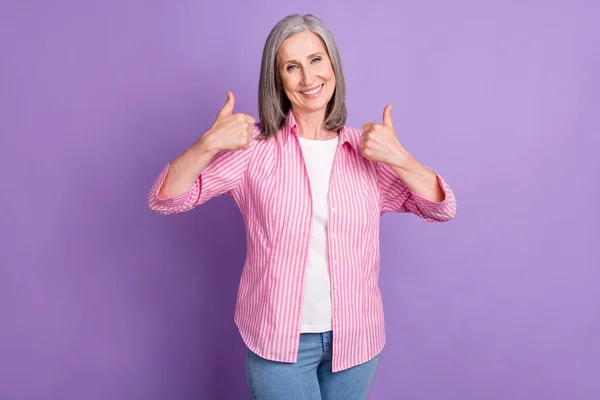 Фото літньої жінки щаслива позитивна посмішка показує чудові ідеальні відгуки про рекламу ізольовані на фіолетовому кольоровому фоні — стокове фото