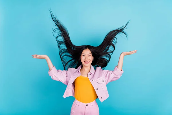 Retrato de chica alegre atractiva lanzando pelo que tiene buen humor divertido aislado sobre fondo de color azul brillante —  Fotos de Stock