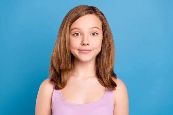Fénykép portré mosolygó iskolás lány kislemez mosolygós elszigetelt pasztell kék szín háttér — Stock Fotó