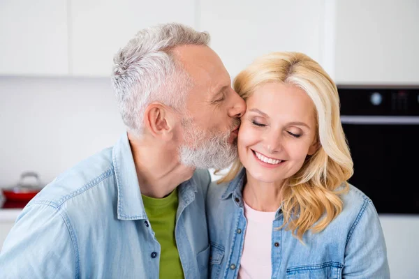 Портрет прекрасный милый мечтательный пара зрелых людей пользуются выходные свободное время нежный муж поцелуй красивая жена — стоковое фото