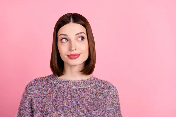 Foto de encantadora señora soñadora curiosa buscar espacio vacío pensar usar suéter de punto aislado de color rosa fondo —  Fotos de Stock