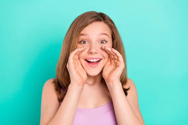 Foto retrato colegiala en singlet diciendo secreto aislado color verde azulado fondo — Foto de Stock