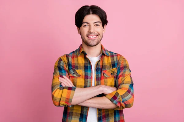 Foto av söt charmig ung gentleman bära rutig outfit händer korsade leende isolerad rosa färg bakgrund — Stockfoto