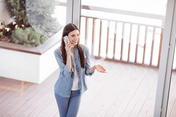 Photo de charmante heureuse jeune femme parler conversation téléphonique bonne humeur à l'intérieur de la maison maison — Photo
