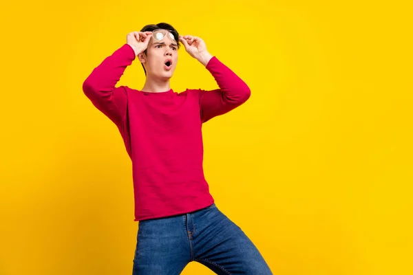 Fotografie zapůsobilo brunet mladý chlap vypadají prázdný prostor nosit červený svetr izolované na žluté barvy pozadí — Stock fotografie