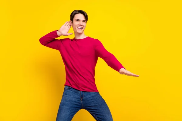 Foto von süßen charmanten jungen Herrn tragen roten Pullover tanzen suchen leeren Raum lächelnd isoliert gelbe Farbe Hintergrund — Stockfoto