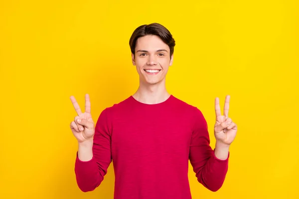 Foto de doce muito jovem cavalheiro usar camisola vermelha mostrando dois v-sinais sorrindo isolado cor amarela fundo — Fotografia de Stock