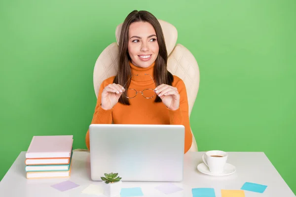 Porträt von ziemlich trendigen intellektuellen fröhlichen Mädchen qualifizierte Makler Makler Manager arbeiten entfernt isoliert über helle grüne Farbe Hintergrund — Stockfoto