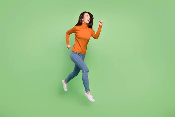 Tamanho do corpo de comprimento total vista de menina alegre alegre atraente pulando correndo vida saudável isolado sobre fundo de cor verde brilhante — Fotografia de Stock