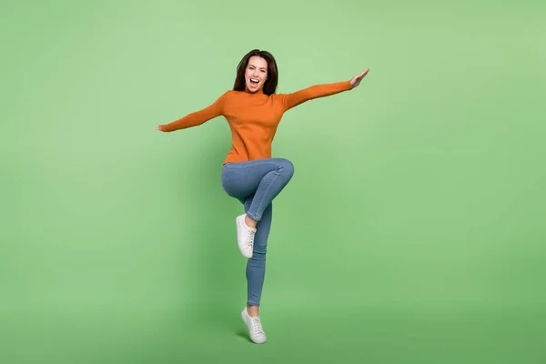 Volledige lichaamsomvang uitzicht van aantrekkelijke vrolijke gelukkige meisje springen plezier dansen bewegend geïsoleerd over groene kleur achtergrond — Stockfoto