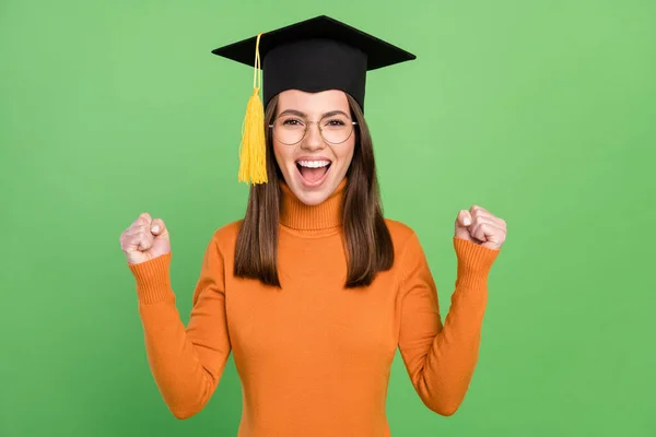 Ritratto di attraente alla moda allegra ragazza dai capelli castani scapolo celebrando grado divertirsi isolato su sfondo di colore verde — Foto Stock