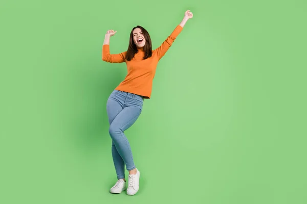 Longitud completa vista del tamaño del cuerpo de la atractiva chica afortunada bailando descansando buen humor tiempo libre aislado sobre fondo de color verde —  Fotos de Stock