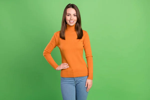 Foto Porträt Mädchen trägt lässiges Outfit lächelt isoliert pastellgrüne Farbe Hintergrund — Stockfoto