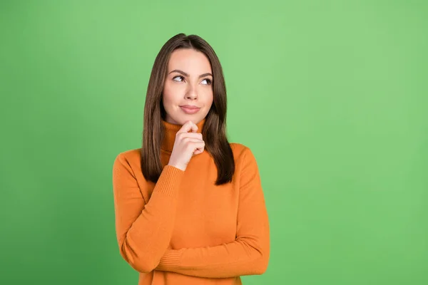 Foto porträtt kvinna ler tankeväckande berörande haka ser copyspace isolerad pastell grön färg bakgrund — Stockfoto