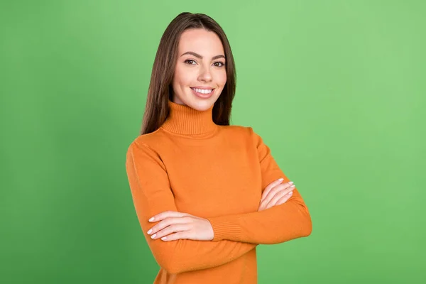 Foto retrato mulher de negócios sorridente dobrado mãos laranja gola alta isolado pastel cor verde fundo — Fotografia de Stock