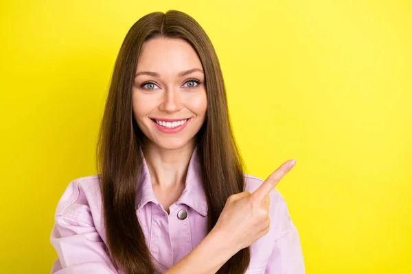 Portrét atraktivní radost veselá dívka demonstrující kopírovat prostor reklama vybrat index izolované přes jasně žluté barvy pozadí — Stock fotografie