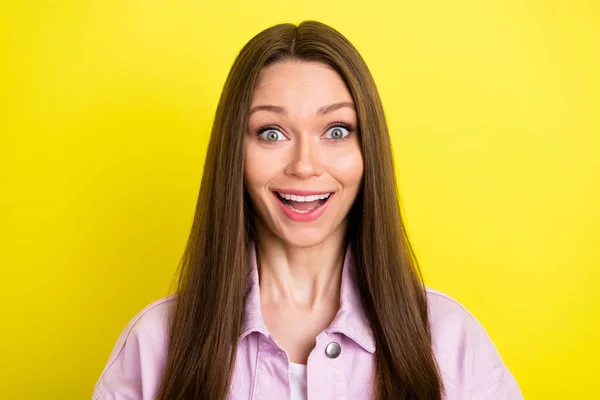 Muotokuva houkutteleva iloinen hämmästynyt tyttö hyvä uutinen reaktio hauskaa eristetty kirkkaan keltainen väri tausta — kuvapankkivalokuva