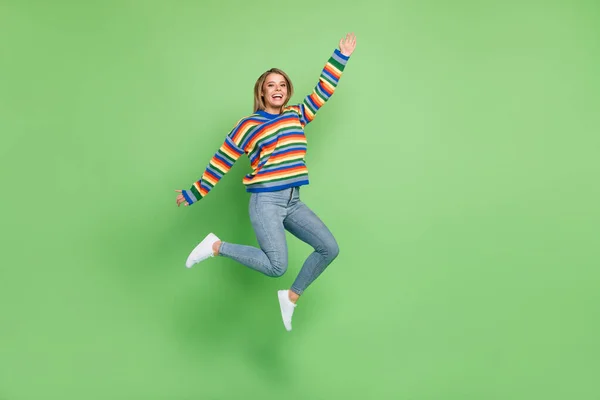 Longitud completa cuerpo tamaño foto chica saltar hasta descuidado infantil riendo feliz aislado pastel verde color fondo —  Fotos de Stock