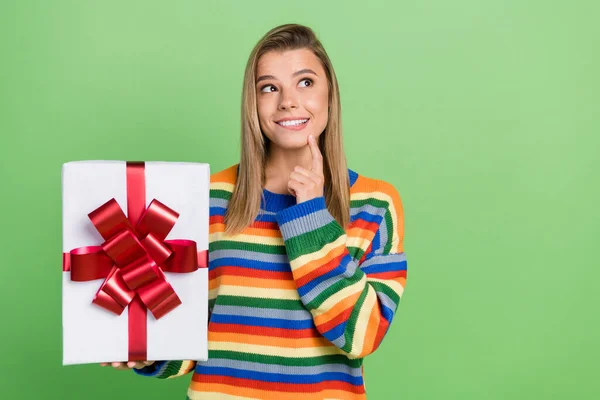 Foto portrét dívka udržet dárek box s úsměvem na narozeniny strana hledá copyspace izolované pastel zelená barva pozadí — Stock fotografie