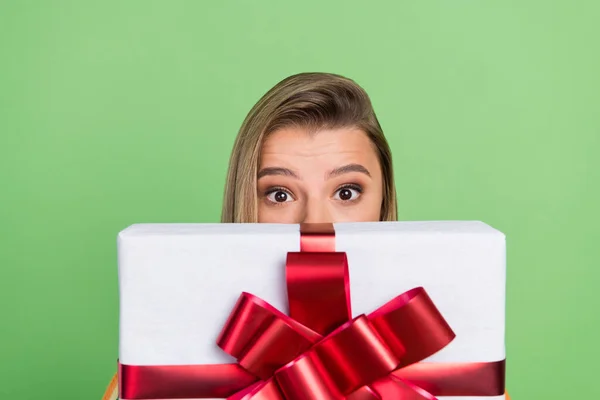 Foto retrato chica ocultar la cara detrás de la caja de regalo grande en la fiesta mirando aislado pastel color verde fondo —  Fotos de Stock