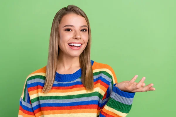 Foto retrato menina sorrindo falando comunicando em camisola listrada isolado pastel cor verde fundo — Fotografia de Stock