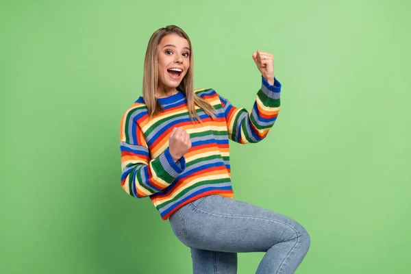 Foto retrato chica usando ropa casual feliz gesto como ganador aislado pastel color verde fondo —  Fotos de Stock