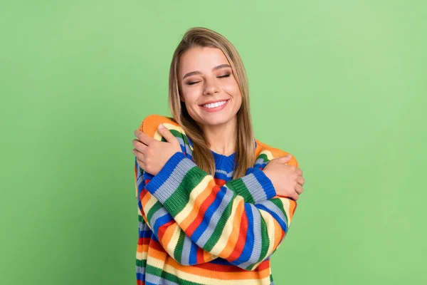 Foto portret meisje glimlachend dromerig dragen stijlvolle kleren omarmen zichzelf geïsoleerde pastel groene kleur achtergrond — Stockfoto