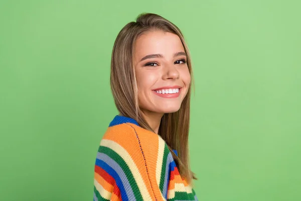 Foto retrato chica sonriendo usando suéter elegante aislado pastel color verde fondo —  Fotos de Stock