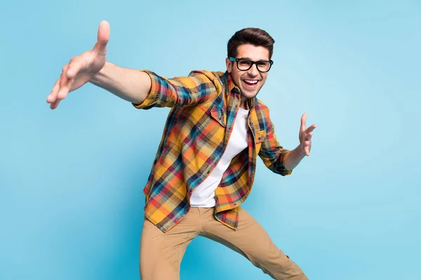 Fotografie sladké funky mladý gentleman nosit kostkované košile brýle tanec s úsměvem izolované modré barvy pozadí — Stock fotografie