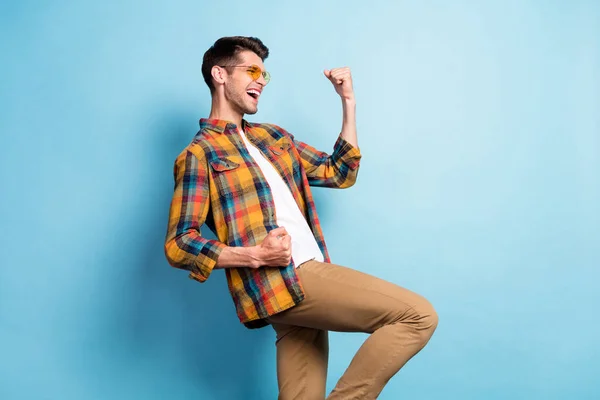 Profiel side view portret van aantrekkelijke vrolijke gelukkige man vreugde hebben plezier geïsoleerd over helder blauwe kleur achtergrond — Stockfoto