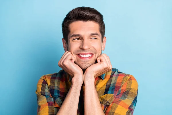 Portrait de contenu attrayant gai curieux brunette gars attendant nouvelles regardant de côté isolé sur fond de couleur bleu vif — Photo