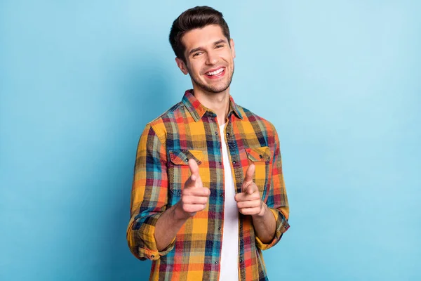 Портрет привабливого веселого хлопця, який вказує на ваш найкращий вибір ізольований на яскраво-блакитному фоні — стокове фото