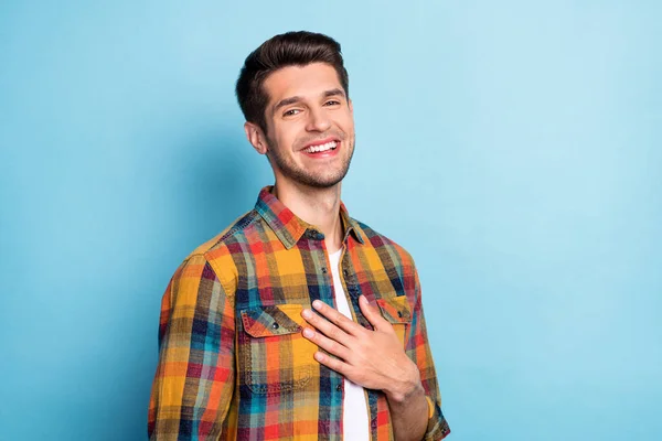 Portret van aantrekkelijke vrolijke blij rustige man goed humeur nieuws geïsoleerd over helder blauwe kleur achtergrond — Stockfoto