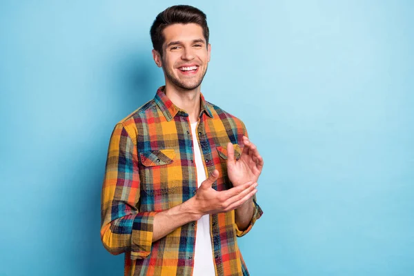 Portret van aantrekkelijke vrolijke man klappen palmen presentatie geïsoleerd over helder blauwe kleur achtergrond — Stockfoto