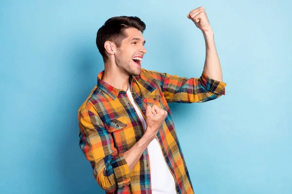 Retrato de cara alegre atraente regozijando-se se divertindo bom humor isolado sobre fundo de cor azul brilhante — Fotografia de Stock